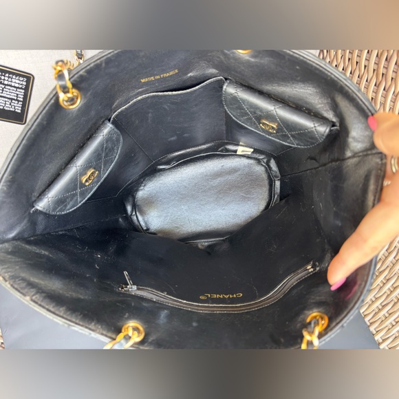 Authentic CHANEL RARE black lambskin quilted double pocket CC chain bucket bag - Picture 11 of 14